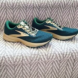 Brand new Womens Brooks Run Lucky Launch 7 green and gold Size 7.5
